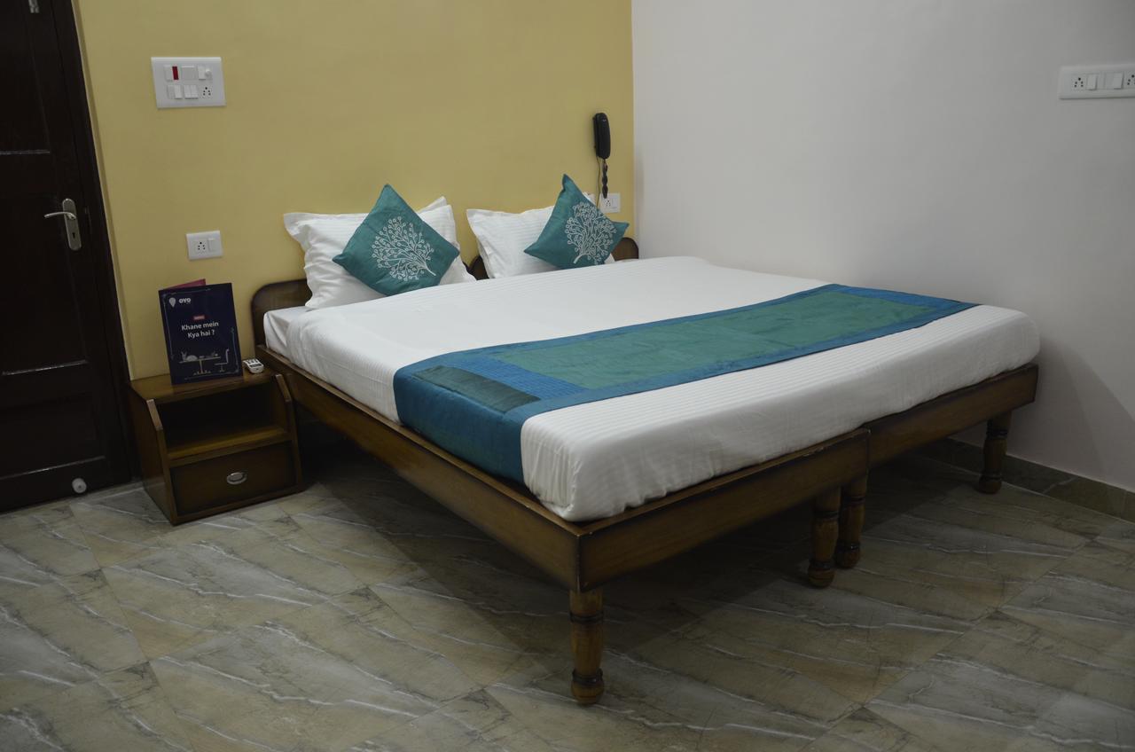 Oyo 7622 Varanasi Stays Bagian luar foto