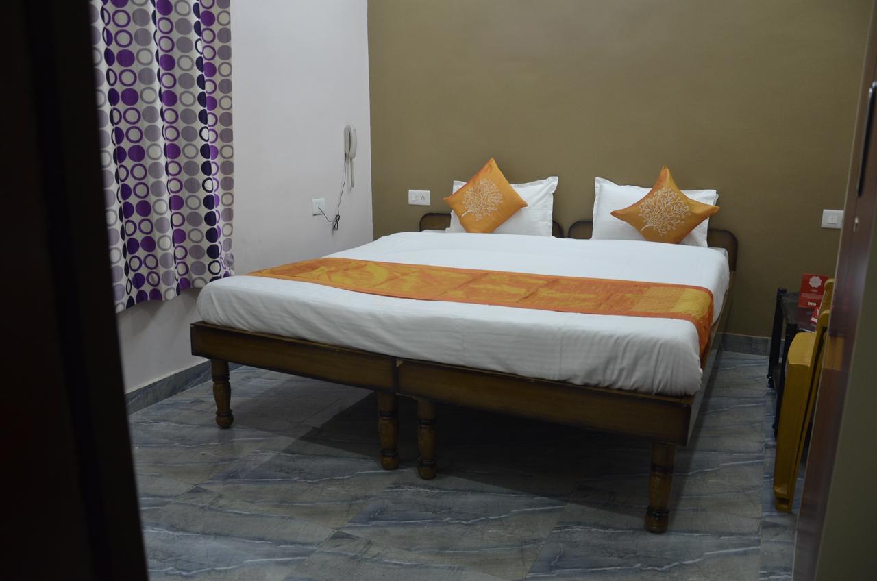 Oyo 7622 Varanasi Stays Bagian luar foto
