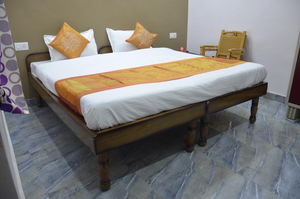 Oyo 7622 Varanasi Stays Bagian luar foto