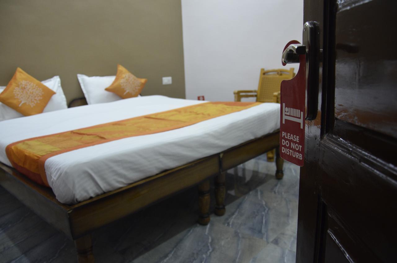 Oyo 7622 Varanasi Stays Bagian luar foto
