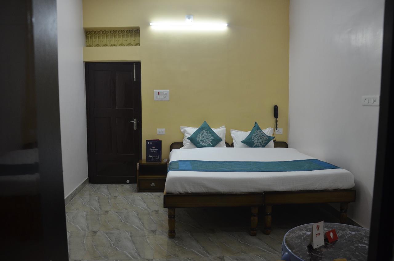 Oyo 7622 Varanasi Stays Bagian luar foto