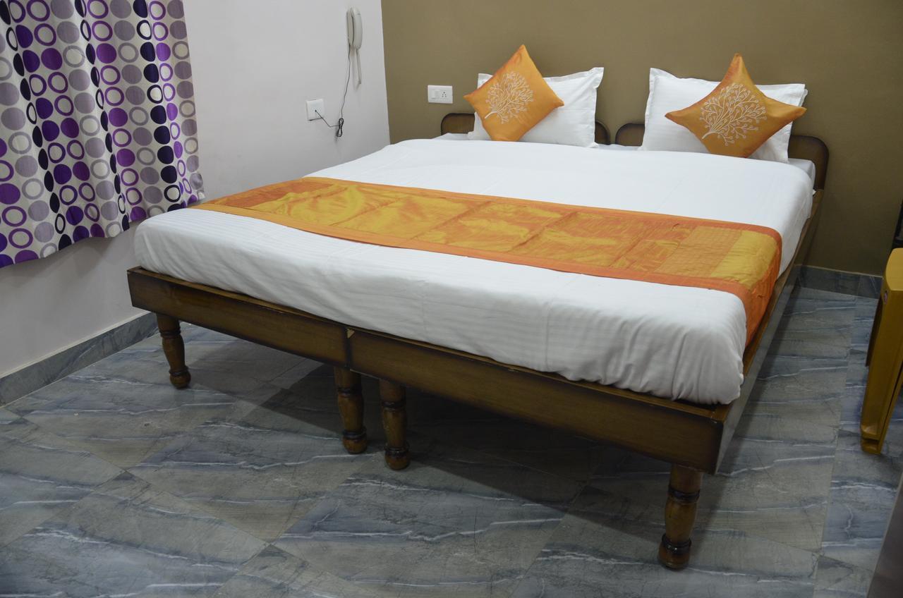 Oyo 7622 Varanasi Stays Bagian luar foto