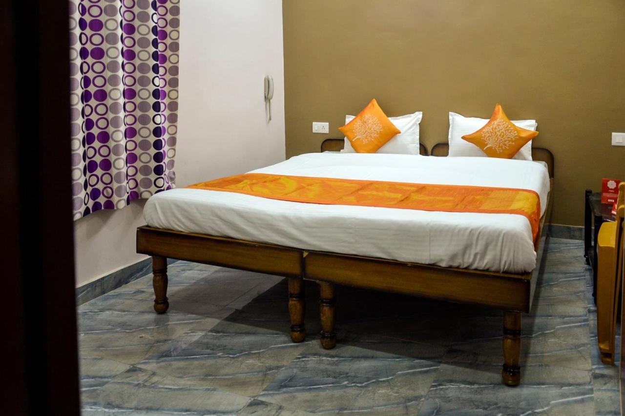 Oyo 7622 Varanasi Stays Bagian luar foto